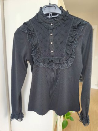 Blusa negra con volantes y encaje