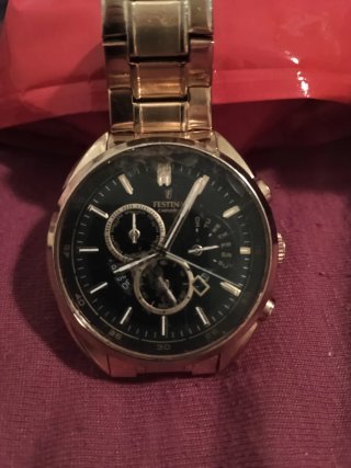Reloj Festina Dorado y Negro. Negociable.