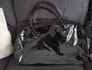 Bolsa de charol negro mucha cabida