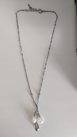 Collar con Perlas y Cadena Plateada