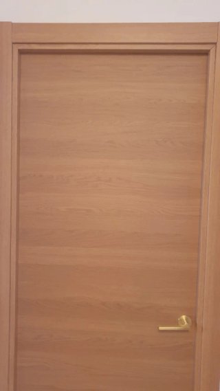Puerta de madera con acabado natural