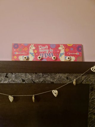 Perchero de madera con diseño de llama