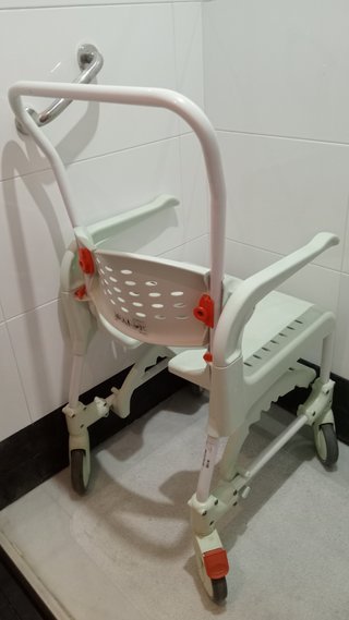 Silla de ducha con ruedas