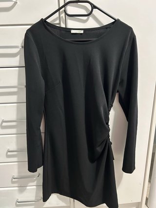 Vestido negro de manga larga