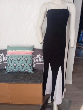 Vestido de evento negro y blanco con plateado
