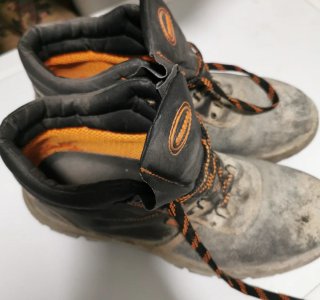 Botas de trabajo negras y naranjas