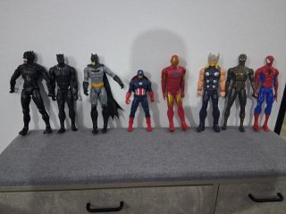Set di 8 action figure Marvel e DC