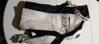 Chaqueta de moto Dainese blanca y negra