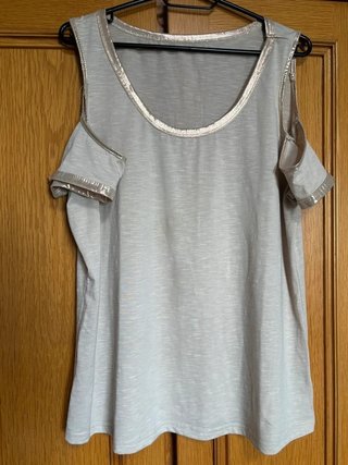 Camiseta beige de hombros descubiertos con...