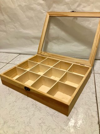 Caja de madera con compartimentos