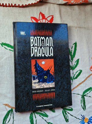 Batman y Drácula. Absolute. Planeta.