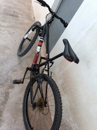 Bicicleta de Montaña Negra y Roja