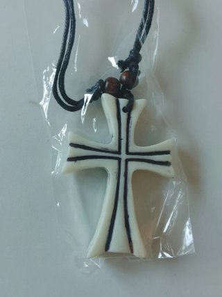 Colgante Cruz con Cordón Negro