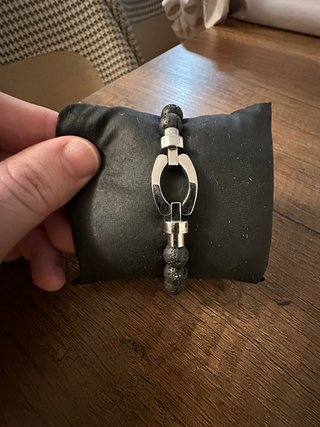 Pulsera de hombre con cuentas y detalle central