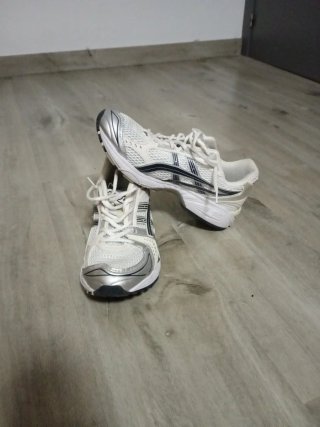 Zapatillas Asics Blancas y Plateadas