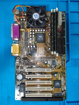 Placa base con CPU Pentium III 1000 Hz / 256 Mb