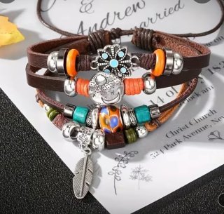 Pulsera de cuero con abalorios