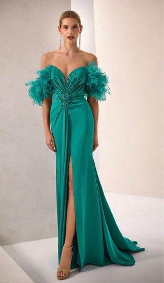 Vestido de fiesta largo con plumas
