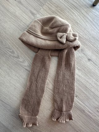 Gorro de lana con bufanda para niña