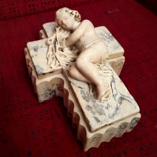 Figura Cruz con Niño Jesús Joyero