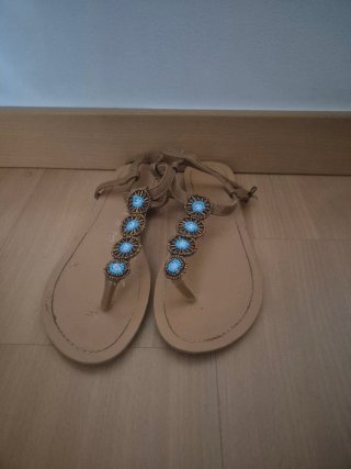 Sandalias de dedo marrones con detalles azules
