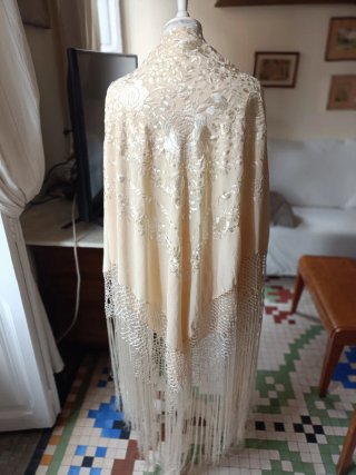Mantón de Manila de seda beige