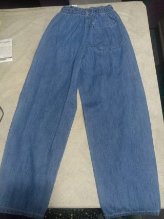 Pantalón vaquero ancho nuevo con etiqueta