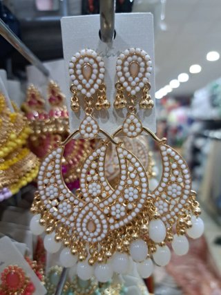 Pendientes Largos Blancos y Dorados