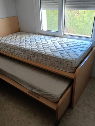 Cama nido de madera con cajones.