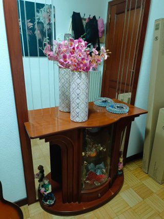 Mueble recibidor de madera con espejo