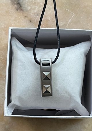 Colgante con detalles geométricos