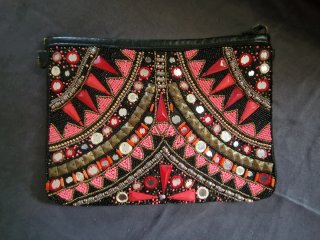 Bolso de mano con abalorios