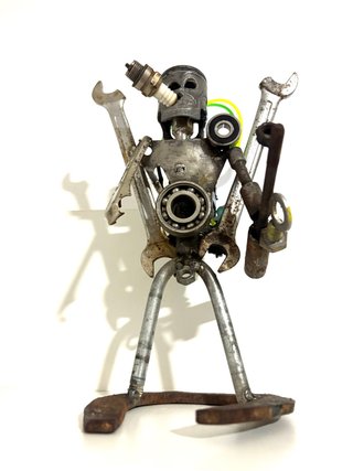 Escultura Artesanal de Metal Reciclado