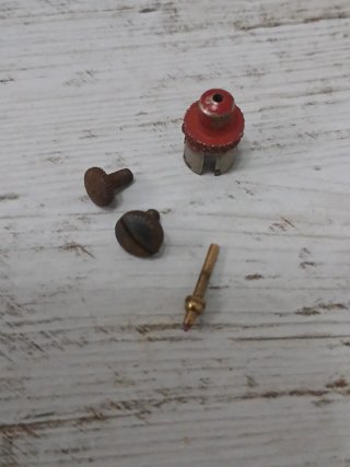 Lote Aguja de Zafiro y tornillos para gramófono.