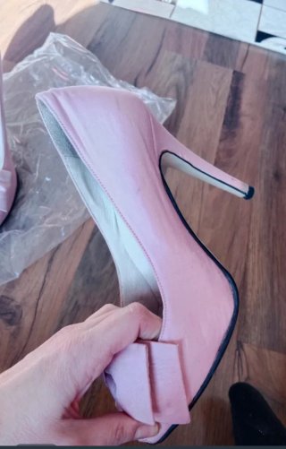 Zapatos de tacón y bolso a juego