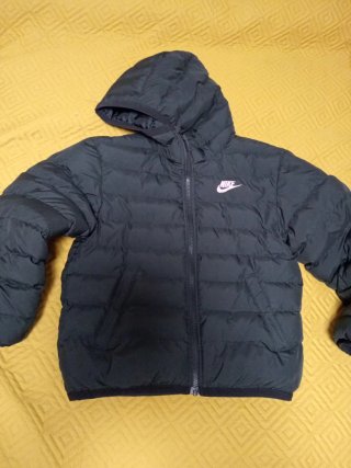 Cazadora Nike Negra con logo en rosa
