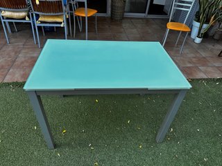Mesa de Cristal y 4 Sillas