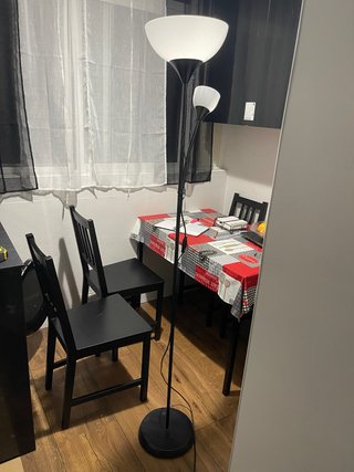 Lámpara de pie negra