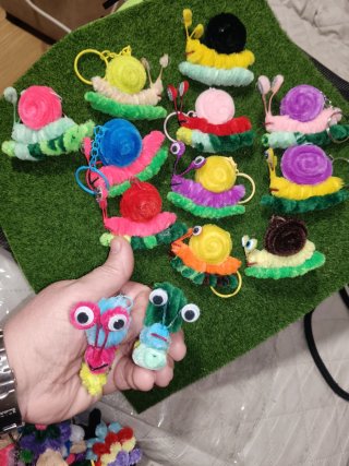 llaveros de caracoles de colores hechos limpiapipa