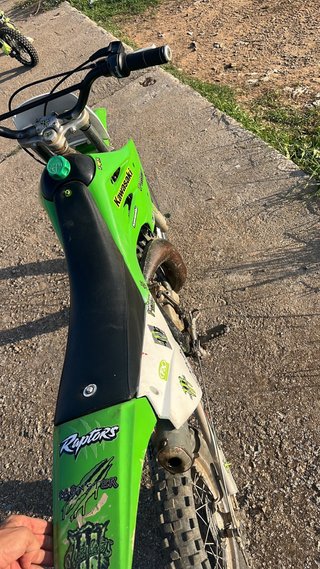 Moto de Motocross Kawasaki Verde