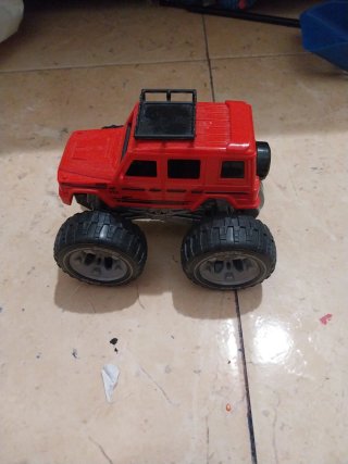 Coche de juguete rojo tipo todoterreno