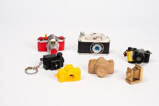 Lote Colección de Objetos con Forma de Cámara