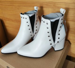 Botines Chelsea Blancos con Tachuelas Talla 37