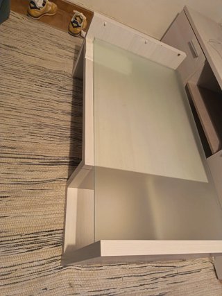 Mesa de centro blanca con cristal