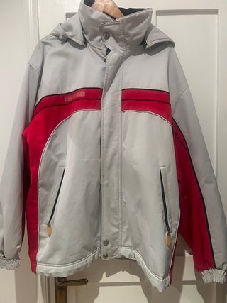Chaquetón de nieve Descente. Da talla amplia.