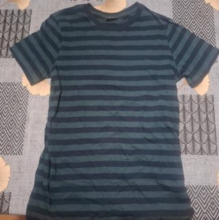 Camiseta de rayas azul y verde