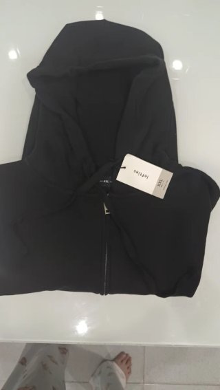 Sudadera con capucha y cremallera negra