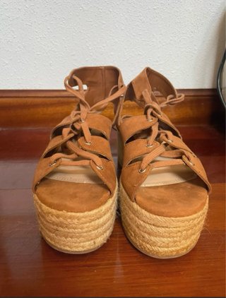Sandalias con plataforma y cuerdas