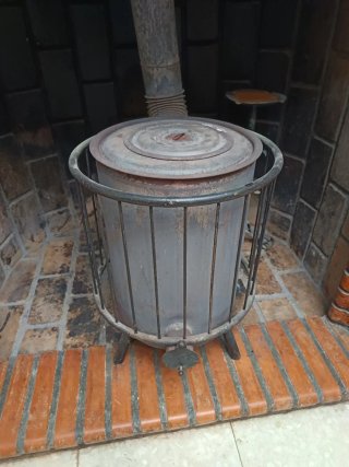 Estufa de leña metálica