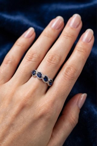 Anillo con piedras azules y brillantes